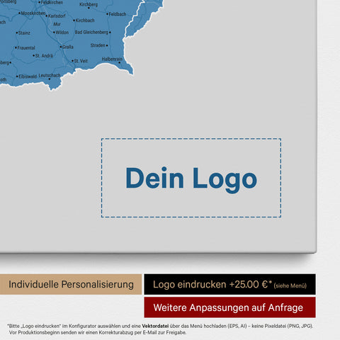 DACH-Karte als Pinn-Leinwand in Blau mit Eindruck eines Firmenlogos