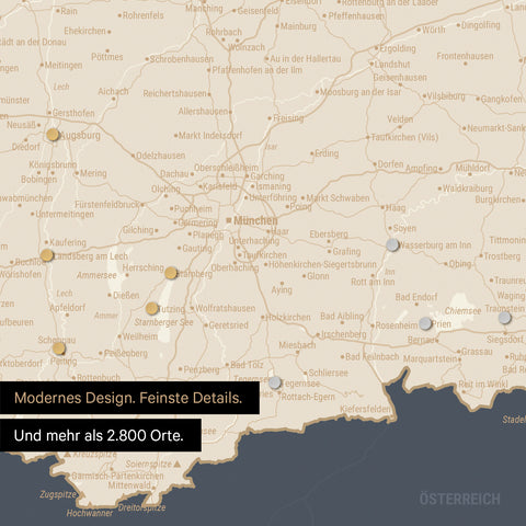 Ausschnitt einer magnetischen Deutschland-Karte in Hale Navy (Blau-Gold) zeigt Karte von Bayern, auf der Magnete Reiseziele markieren