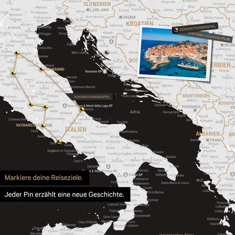Moderne Europa Landkarte in der Farbe Schwarz-Weiss als Pinn-Leinwand zeigt einen Ausschnitt von Italien, Kroatien und Griechenland, in der bereits besuchte Reiseziele durch Pins markiert sind