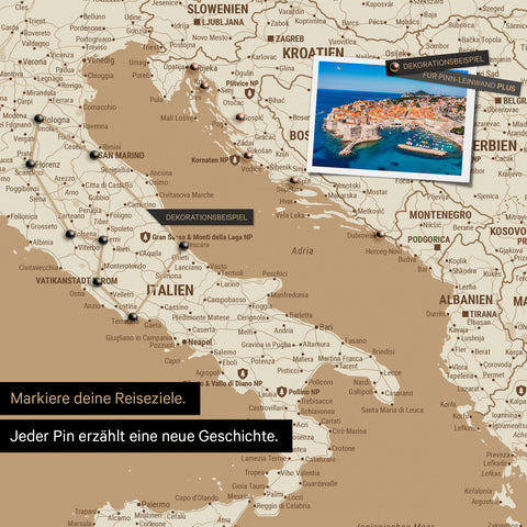 Moderne Europa Landkarte in der Farbe Treasure Gold als Pinn-Leinwand zeigt einen Ausschnitt von Italien, Kroatien und Griechenland, in der bereits besuchte Reiseziele durch Pins markiert sind