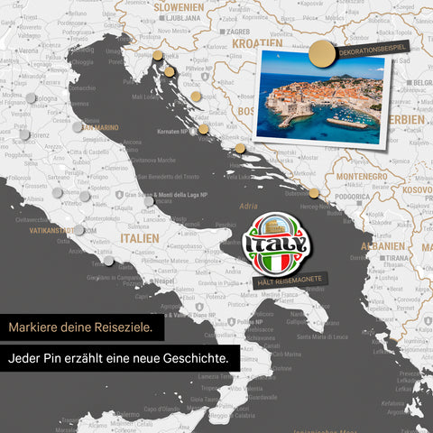 Detail einer magnetischen Europa Landkarte als Magnettafel in Dunkelgrau zeigt einen Ausschnitt von Italien, Kroatien und Griechenland, in der bereits besuchte Reiseziele durch Magnet-Pins markiert sind. Dieses Magnetboard hält auch Urlaubsmagnete wie in diesem Beispiel einen Reise-Magneten von Italien.