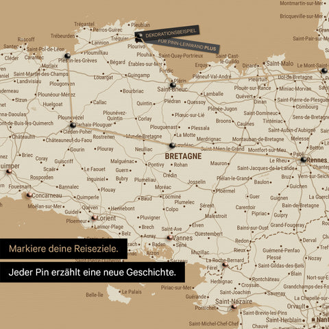 Moderne Frankreich Landkarte in der Farbe Treasure Gold als Pinn-Leinwand zeigt einen Ausschnitt der Bretagne, in der bereits besuchte Reiseziele durch Pins markiert sind
