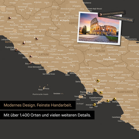 Italien Landkarte in Sonar Black (Schwarz-Gold) als Leinwand zum Pinnen zeigt einen Ausschnitt von Rom, Abruzzien und Kampanien mit vielen Details wie Nationalparks, Flüssen und zahlreichen kleinen Orten und Städten, die teilweise mit Pins markiert sind