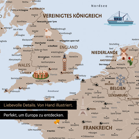 Uitsnede van een kinderkaart van Europa als Canvas Prikbord in de kleur Bruin toont Frankrijk en Engeland met illustraties van Stonehenge, de Eiffeltoren en Big Ben