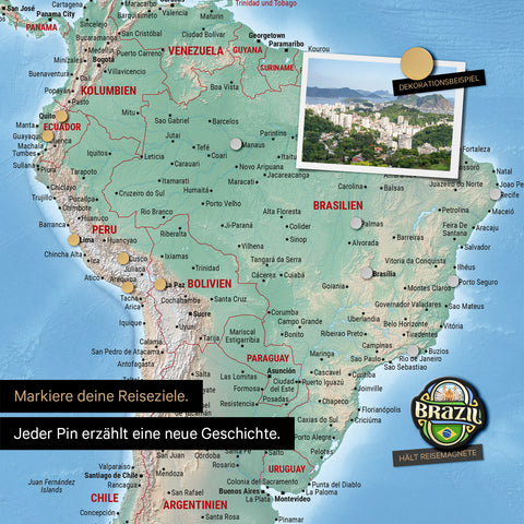 Detail van een magnetische fysieke wereldkaart als magnetisch bord in multicolor Terra toont Zuid-Amerika met een vastgepind foto en reis- en vakantiemagneten