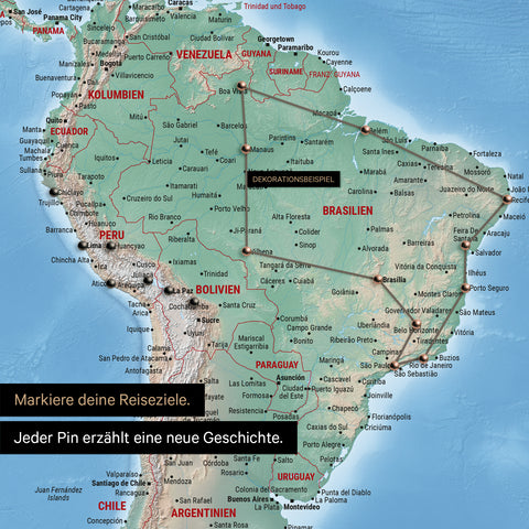 Detail van een fysieke wereldkaart als Canvas Prikbord in Multicolor Terra met pins die een uitgestippelde reisroute in Zuid-Amerika door de landen Brazilië, Peru en Ecuador toont