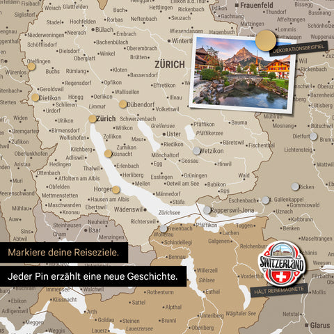 Detail einer magnetischen Schweiz-Karte als Magnettafel in Multicolor Beige zeigt die Region um Zürich mit einem angepinnten Foto sowie Reise- und Urlaubsmagnete