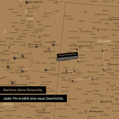 Detaillierte USA Amerika Karte als Pinn-Leinand in Bronze zeigt Pins ins Reisezielen in Utah und Colorado