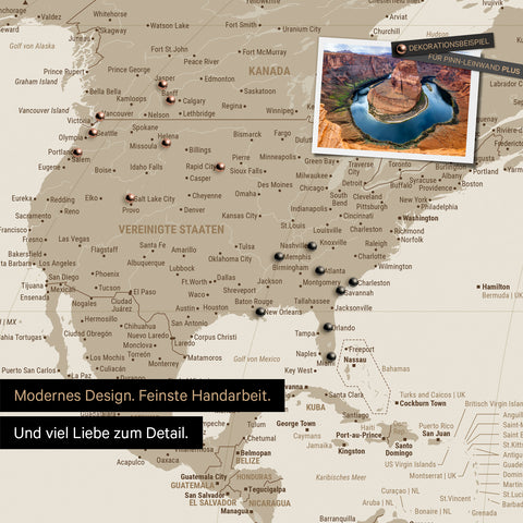 Weltkarte in der Equal-Earth-Projektion als Pinnwand in der Farbe Desert Sand, auf der Reiseziele in den USA und Kanada mit Pins markiert sind