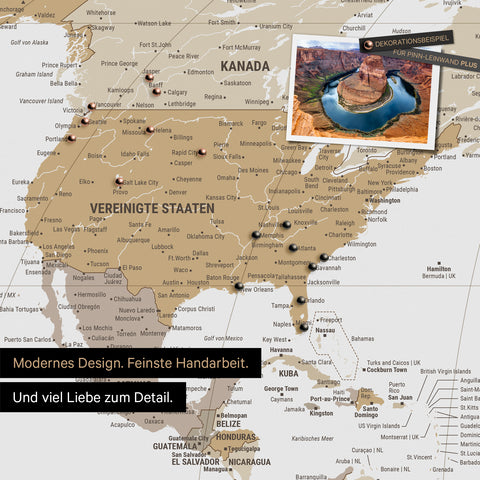 Weltkarte in der Equal-Earth-Projektion als Pinnwand in der Farbe Multicolor Beige, auf der Reiseziele in den USA und Kanada mit Pins markiert sind