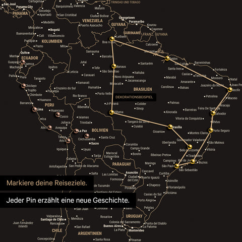 Detailweergave van de wereldkaart FINELINE prikborddoek in de kleur Sonar Black met gemarkeerde reisroute en pins in Zuid-Amerika