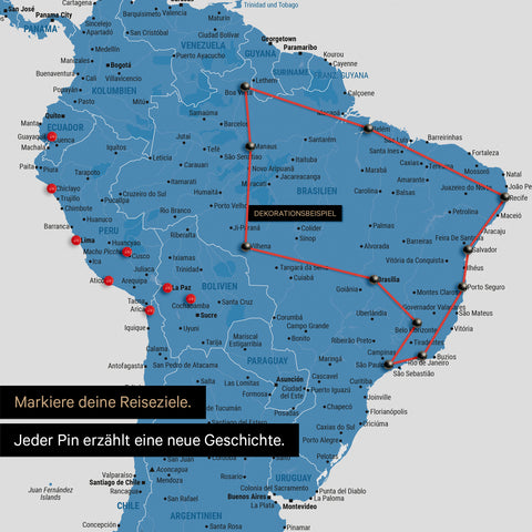 Detail van een wereldkaart als Canvas Prikbord in blauw met pins die een uitgestippelde reisroute in Zuid-Amerika door de landen Brazilië, Peru en Ecuador toont
