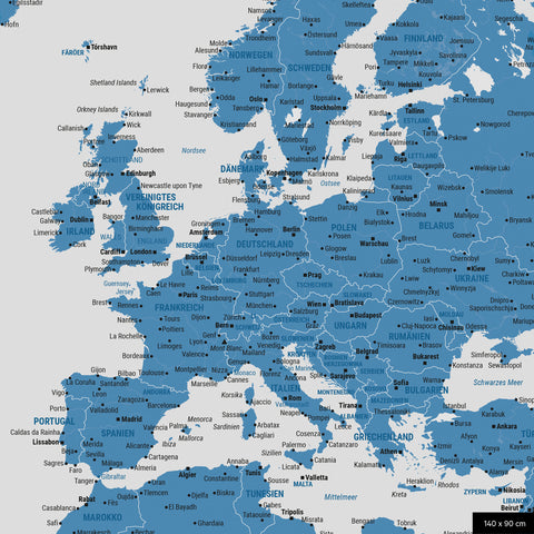 Een gedetailleerde uitsnede van een wereldkaart-prikbord in de kleur blauw toont een uitsnede van Europa met alle landen en hoofdsteden.