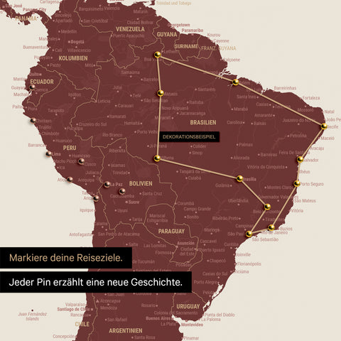 Detail van een wereldkaart als Canvas Prikbord in Bordeauxrood met pins die een uitgestippelde reisroute in Zuid-Amerika door de landen Brazilië, Peru en Ecuador toont