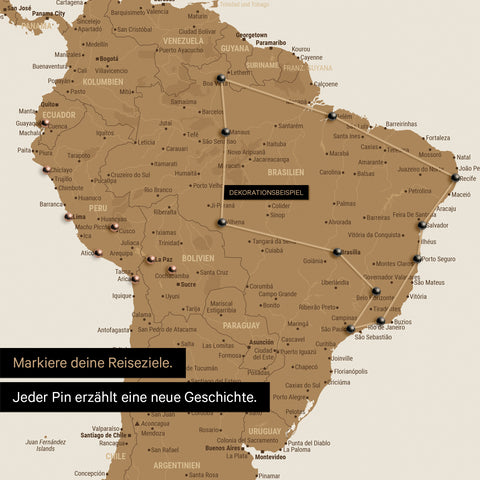 Detail van een wereldkaart als Canvas Prikbord in brons met pins die een uitgestippelde reisroute in Zuid-Amerika door de landen Brazilië, Peru en Ecuador toont
