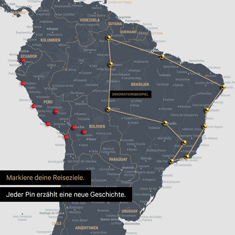Detail van een wereldkaart als Canvas Prikbord in Denim Blue met pins die een uitgestippelde reisroute in Zuid-Amerika door de landen Brazilië, Peru en Ecuador toont