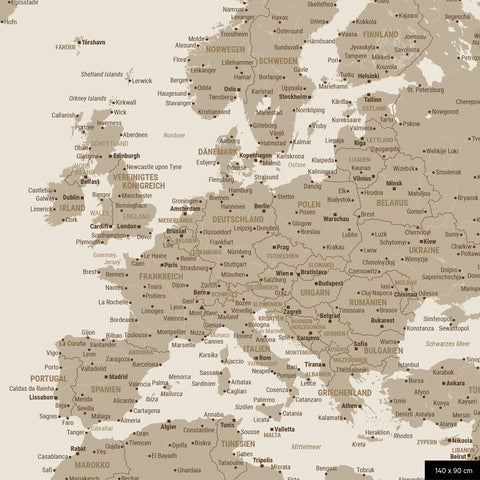 Een gedetailleerde uitsnede van een wereldkaart-prikbord in de kleur Desert Sand toont een uitsnede van Europa met alle landen en hoofdsteden.