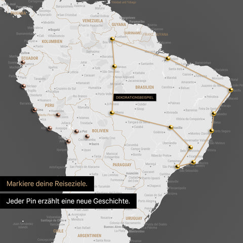Detail van een wereldkaart als Canvas Prikbord in donkergrijs met pins die een uitgestippelde reisroute in Zuid-Amerika door de landen Brazilië, Peru en Ecuador toont