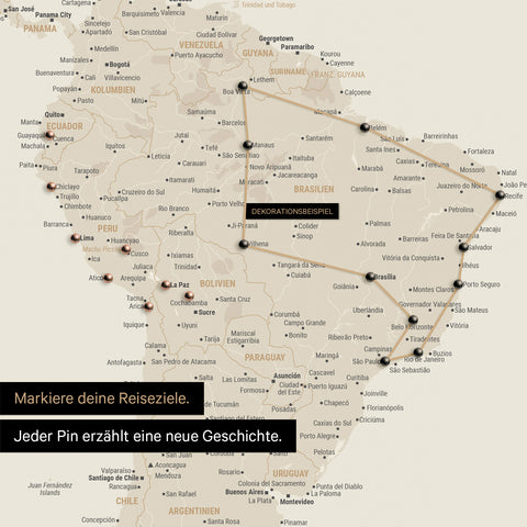 Detail van een wereldkaart als Canvas Prikbord in goud met pins die een uitgestippelde reisroute in Zuid-Amerika door de landen Brazilië, Peru en Ecuador toont