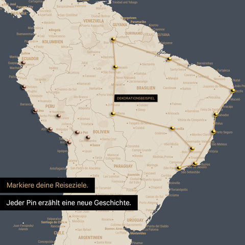Detail van een wereldkaart als Canvas Prikbord in Hale Navy (Donkerblauw Goud) met pins die een uitgestippelde reisroute in Zuid-Amerika door de landen Brazilië, Peru en Ecuador toont