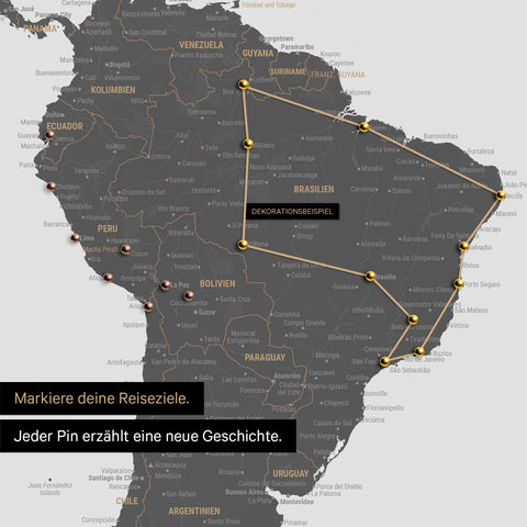 Detail van een wereldkaart als Canvas Prikbord in Lichtgrijs met pins die een uitgestippelde reisroute in Zuid-Amerika door de landen Brazilië, Peru en Ecuador toont