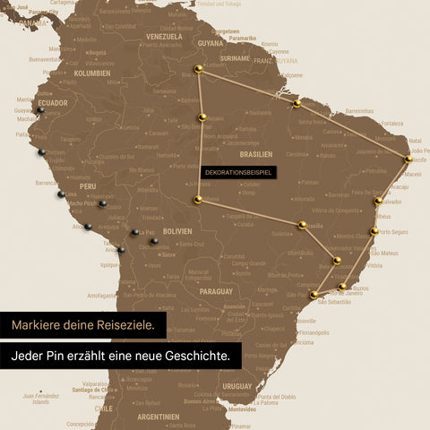 Detail van een wereldkaart als Canvas Prikbord in Multicolor Brown met pins die een uitgestippelde reisroute in Zuid-Amerika door de landen Brazilië, Peru en Ecuador toont