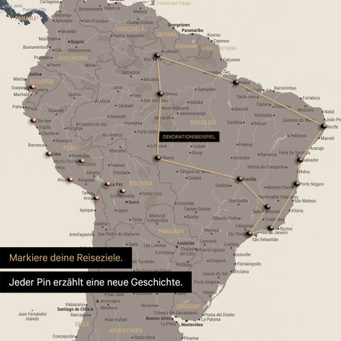 Detail van een wereldkaart als Canvas Prikbord in multicolor mat met pins die een uitgestippelde reisroute in Zuid-Amerika door de landen Brazilië, Peru en Ecuador toont
