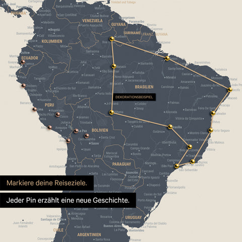 Detail van een wereldkaart als Canvas Prikbord in Navy Light met pins die een uitgestippelde reisroute in Zuid-Amerika door de landen Brazilië, Peru en Ecuador toont