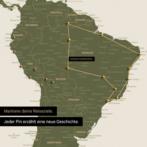 Detail van een wereldkaart als Canvas Prikbord in olijfgroen met pins die een uitgestippelde reisroute in Zuid-Amerika door de landen Brazilië, Peru en Ecuador toont