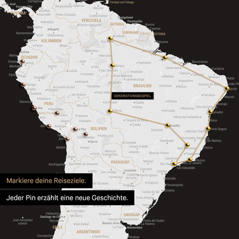 Detail van een wereldkaart als Canvas Prikbord in zwart-wit met pins die een uitgestippelde reisroute in Zuid-Amerika door de landen Brazilië, Peru en Ecuador toont