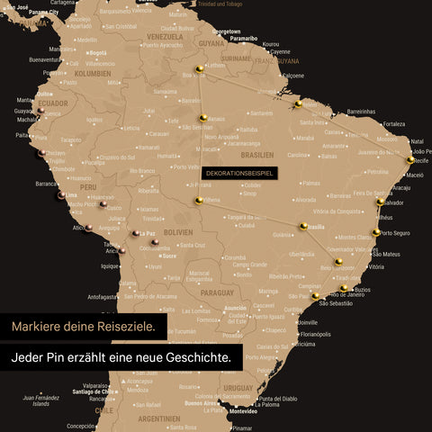 Detail van een wereldkaart als Canvas Prikbord in Sonar Black (zwart-goud) met pins die een uitgestippelde reisroute in Zuid-Amerika door de landen Brazilië, Peru en Ecuador toont