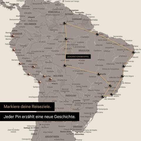 Detail van een wereldkaart als Canvas Prikbord in Warmgray (bruin-grijs) met pins die een uitgestippelde reisroute in Zuid-Amerika door de landen Brazilië, Peru en Ecuador toont