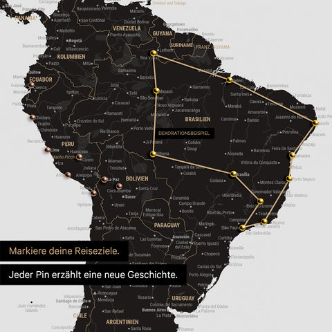 Detail van een wereldkaart als Canvas Prikbord in Light Black (Wit Zwart) met pins die een uitgestippelde reisroute in Zuid-Amerika door de landen Brazilië, Peru en Ecuador toont