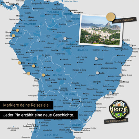 Detail van een magnetische wereldkaart als magnetisch bord in multicolor blauw toont Zuid-Amerika met een vastgepind foto en reis- en vakantiemagneten