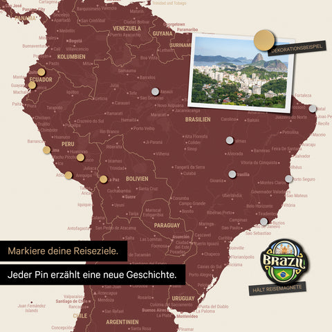 Detail van een magnetische wereldkaart als magneetbord in bordeauxrood toont Zuid-Amerika met een vastgemaakte foto en reis- en vakantiemagneten