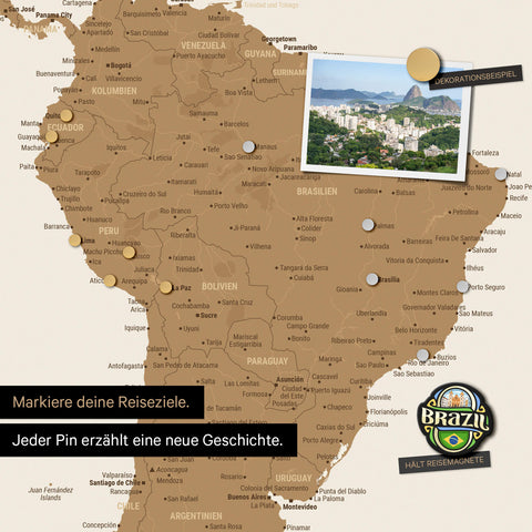Detail van een magnetische wereldkaart als magnetisch bord in brons toont Zuid-Amerika met een vastgepind foto en reis- en vakantiemagneten