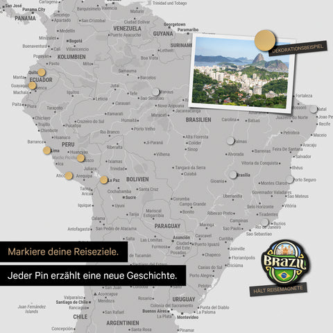 Detail van een magnetische wereldkaart als magnetisch bord in lichtgrijs toont Zuid-Amerika met een vastgepind foto en reis- en vakantiemagneten