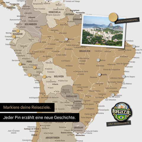 Detail van een magnetische wereldkaart als magneetbord in multicolor beige toont Zuid-Amerika met een vastgemaakte foto en reis- en vakantiemagneten