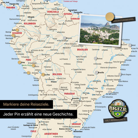 Detail van een magnetische wereldkaart als magneetbord in Multicolor Classic toont Zuid-Amerika met een vastgemaakte foto en reis- en vakantiemagneten