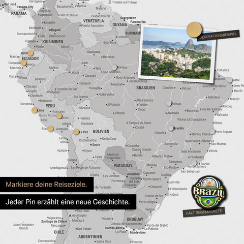 Detail van een magnetische wereldkaart als magneetbord in multicolor grijs toont Zuid-Amerika met een vastgemaakte foto en reis- en vakantiemagneten
