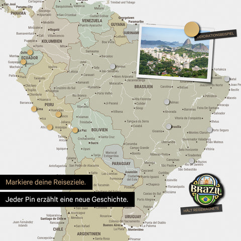 Detail van een magnetische wereldkaart als magneetbord in multicolor saliegroen toont Zuid-Amerika met een vastgepind foto en reis- en vakantiemagneten
