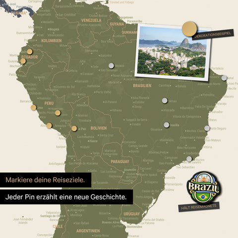 Detail van een magnetische wereldkaart als magneetbord in Multicolor Vivid toont Zuid-Amerika met een vastgemaakte foto en reis- en vakantiemagneten