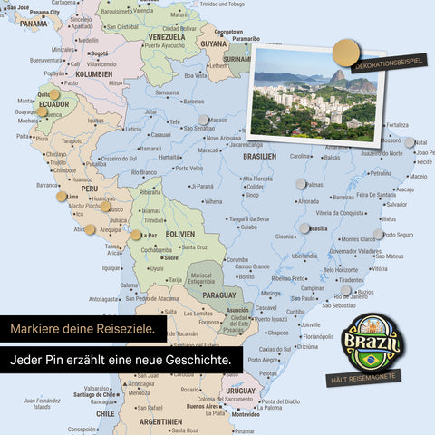 Detail van een magnetische wereldkaart als magnetisch bord in multicolor atlas toont Zuid-Amerika met een vastgemaakte foto en reis- en vakantiemagneten