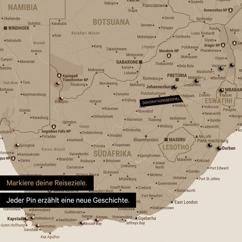 Detail einer Südafrika-Karte als Pinn-Leinwand in der Farbe Desert Sand (Beige) mit Pins, die alle mit einem Garn verbunden sind und eine abgesteckte Reiseroute zeigen