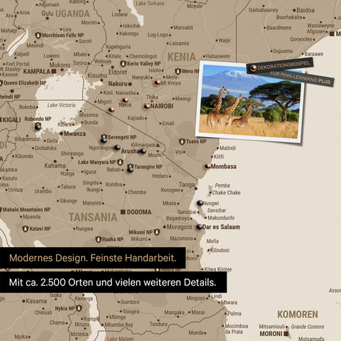 Detailreiche Afrika-Karte als Pinnwand in Desert Sand (Beige) zur Markierung von 2.500 Reisezielen in Tansania, Kenia und vielen anderen afrikanischen Ländern – ideal für die Markierung vergangener Reisen und zukünftiger Reisepläne
