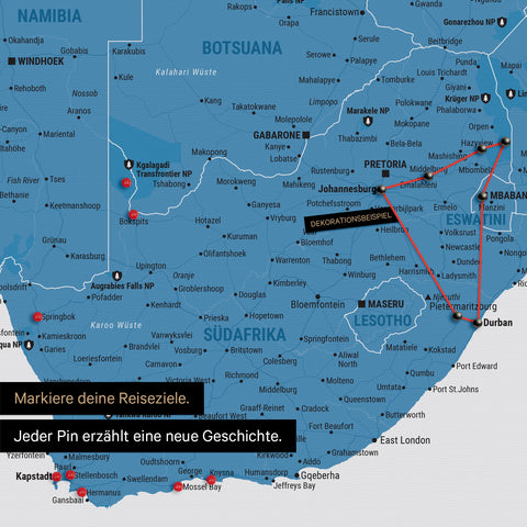 Detail einer Südafrika-Karte als Pinn-Leinwand in der Farbe Blau mit Pins, die alle mit einem Garn verbunden sind und eine abgesteckte Reiseroute zeigen