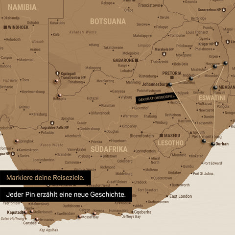 Detail einer Südafrika-Karte als Pinn-Leinwand in der Farbe Bronze mit Pins, die alle mit einem Garn verbunden sind und eine abgesteckte Reiseroute zeigen