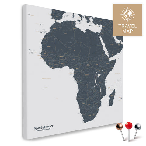 Afrika-Karte in Denim Blue als Pinn-Leinwand, perfekt zum Markieren und Planen von Reisen, hier kaufen