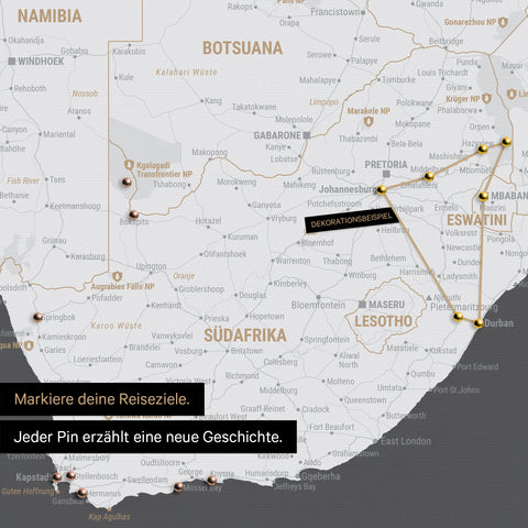 Detail einer Südafrika-Karte als Pinn-Leinwand in der Farbe Dunkelgrau mit Pins, die alle mit einem Garn verbunden sind und eine abgesteckte Reiseroute zeigen