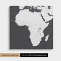 Neutrale und schlichte Ausführung einer Afrika-Karte als Pinn-Leinwand in Dunkelgrau ohne Personalisierung
